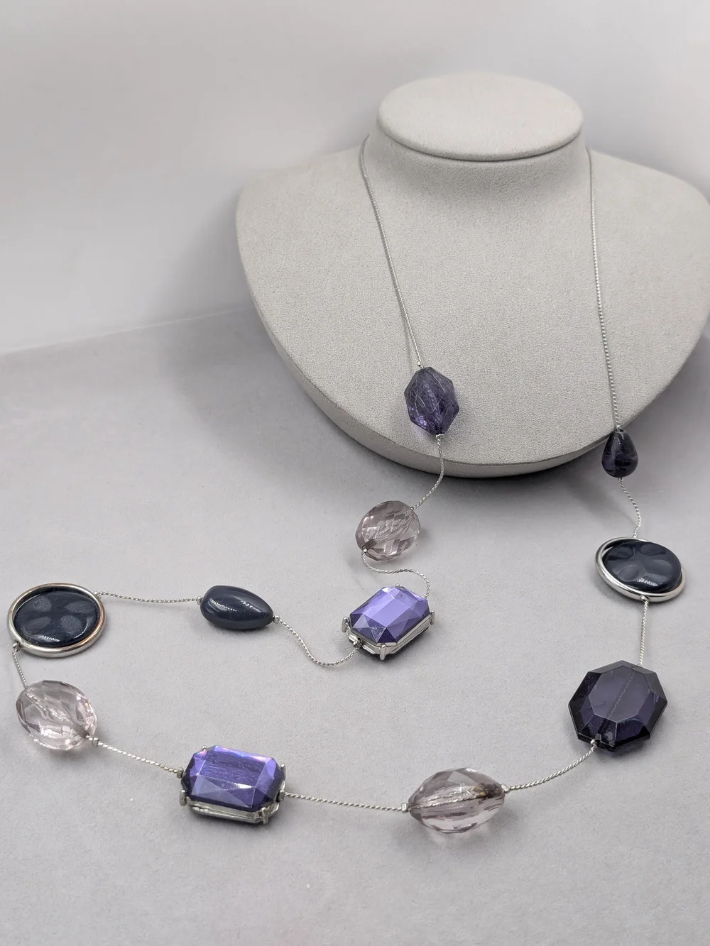 Chico’s Long Station Necklace Purple Black Faceted Acrylic | 0249